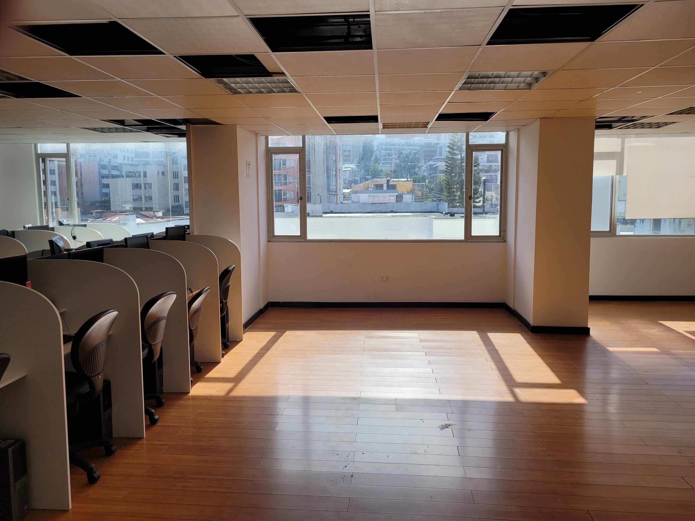 Piso de call center con estaciones en un edificio corporativo de Quito