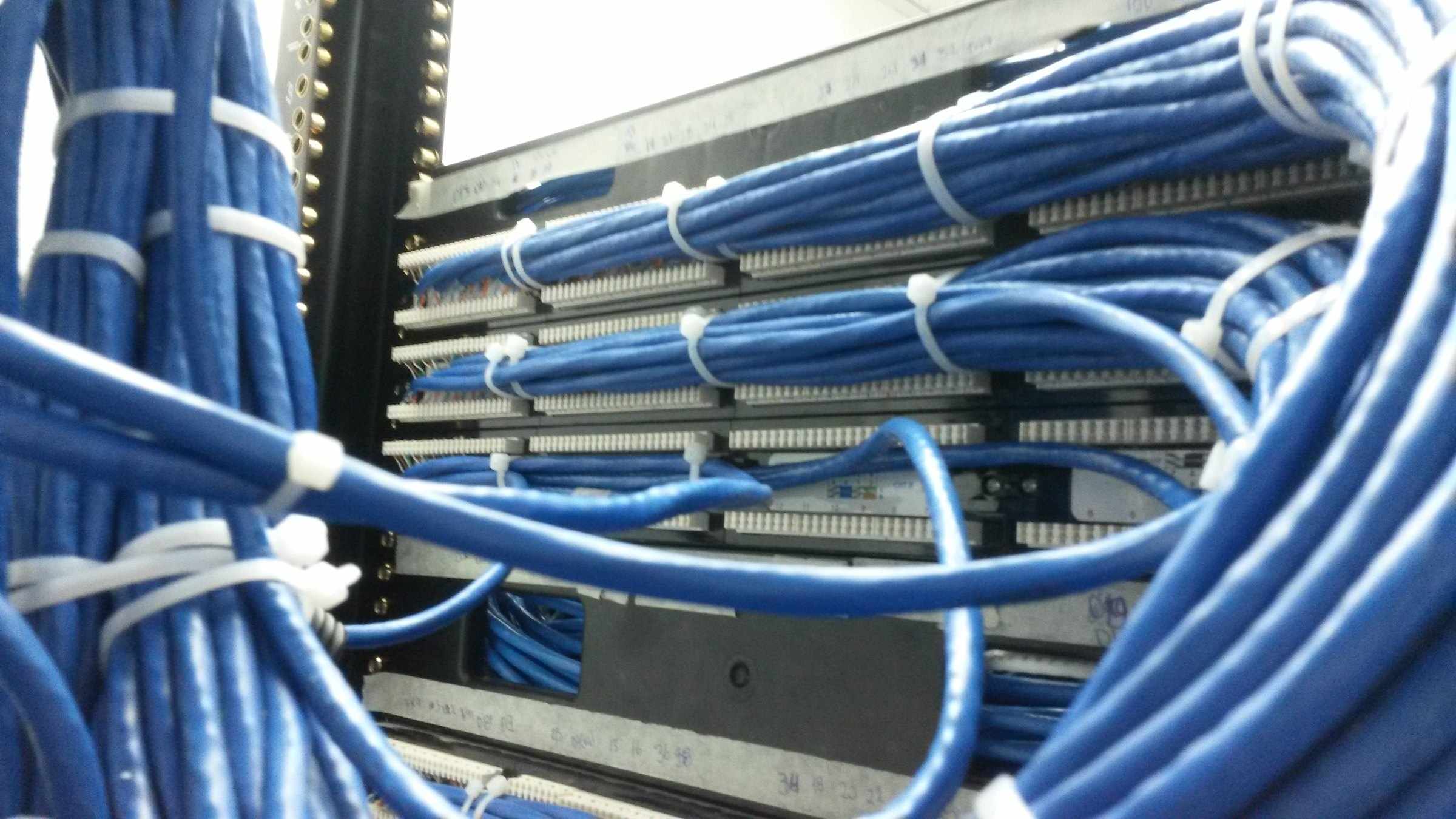 Rack con cableado estructurado peinado