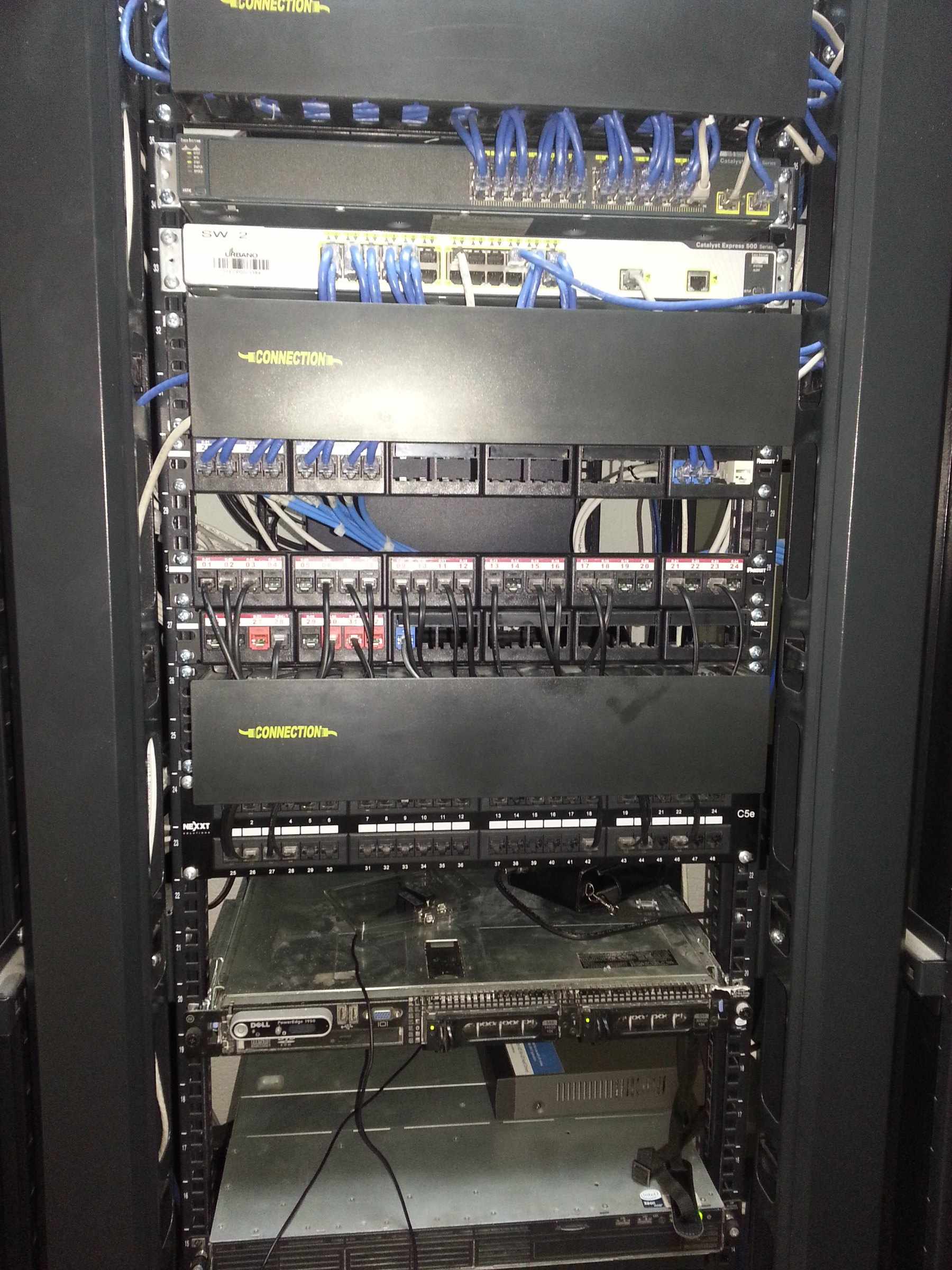 Rack de comunicaciones de una agencia