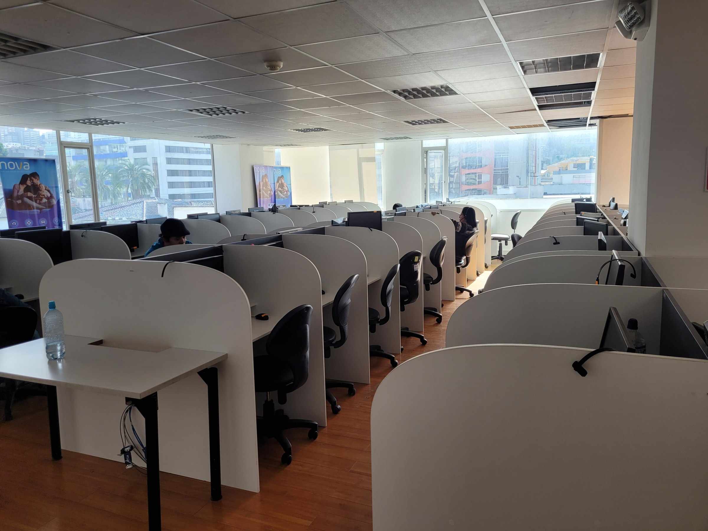 Sala de call center con estaciones